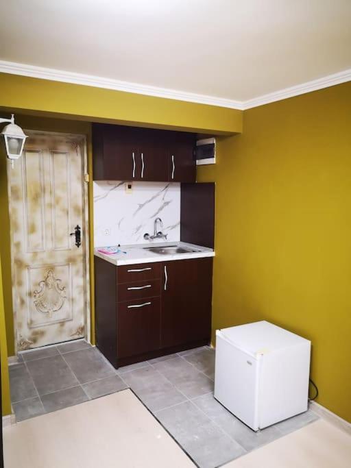 Appartamento Студиото Е Партер От Жилищна Сграда. Топ Център. Varna Esterno foto